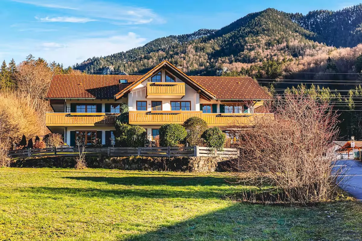 Ferienhaus vor Bergkulisse im bayerischen Oberland