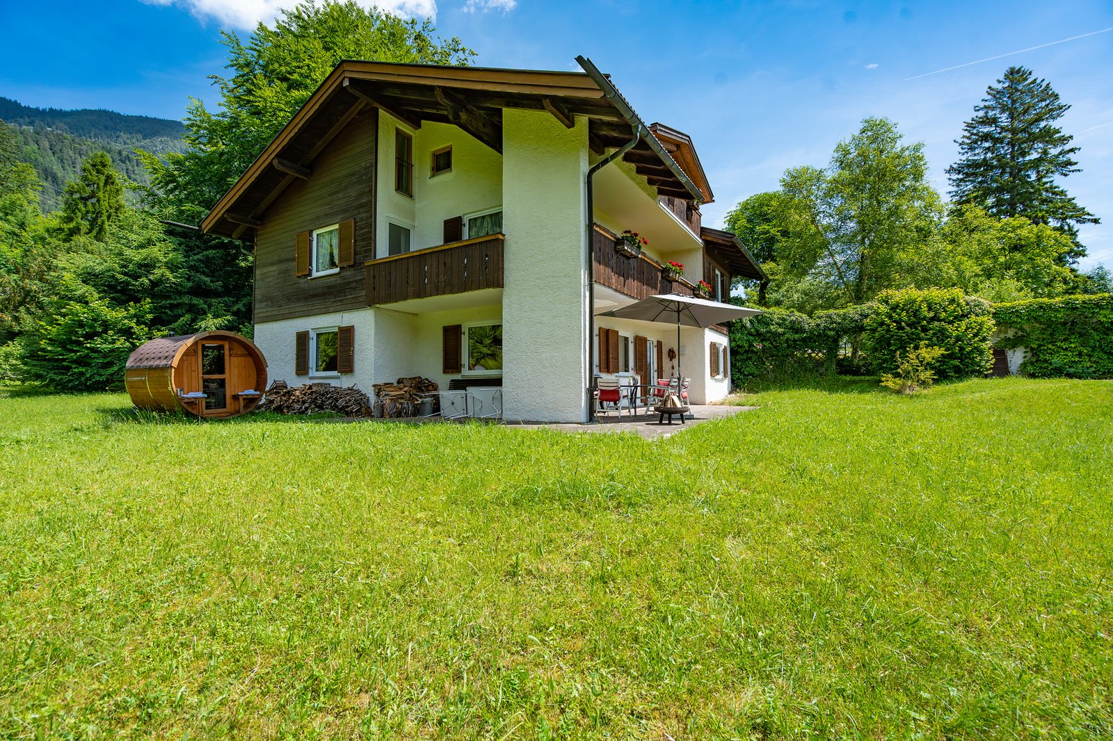 Ferienwohnung Walchensee – Haus seitlich mit Fass-Sauna