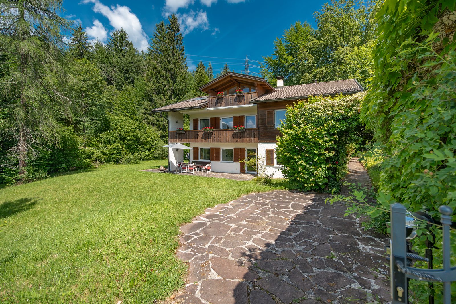 Ferienwohnung am Walchensee – Haus mit Garten von vorne