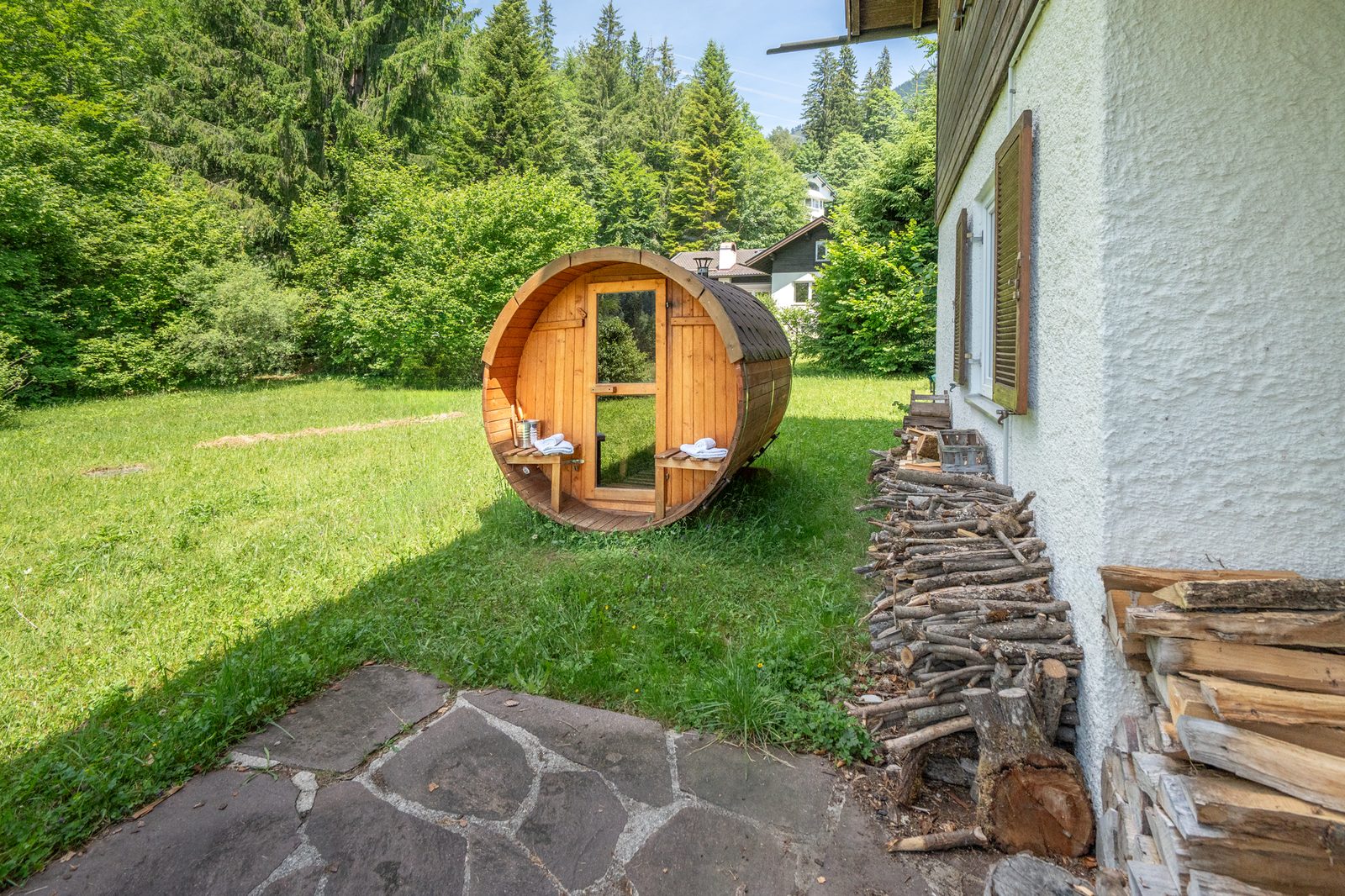 Ferienwohnung Walchensee – Fass-Sauna im Privatgarten